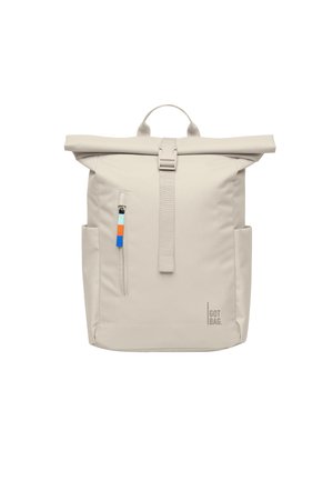 Beżowy plecak z klapą na zwijanie, z przodu klamra, boczne kieszenie, pionowa kieszeń na suwak z niebieskimi i pomarańczowymi uchwytami oraz logo "GOT BAG" w prawym dolnym rogu.