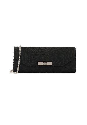 Clutch nera con texture e design ondulato, dotata di una chiusura in metallo argentato e una tracolla a catena. Forma rettangolare, materiale morbido.