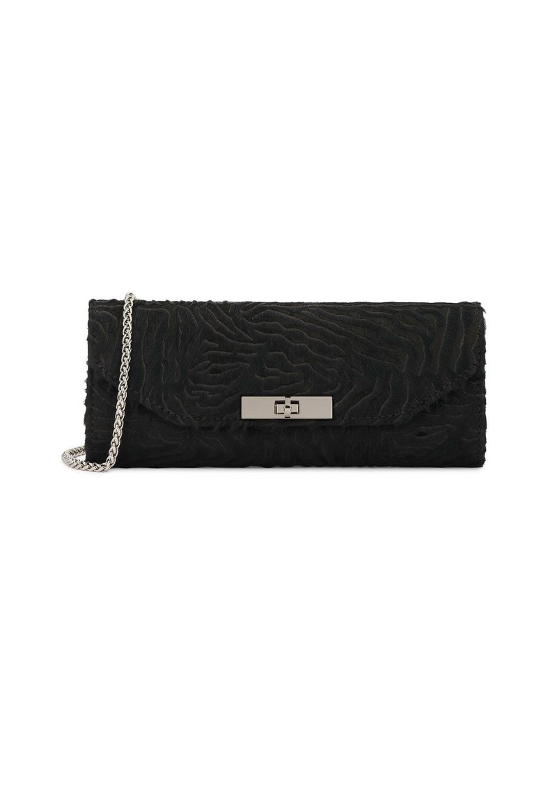 Clutch nera con texture e design ondulato, dotata di una chiusura in metallo argentato e una tracolla a catena. Forma rettangolare, materiale morbido.