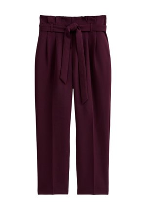 Pantalons taille haute couleur prune avec des plis, une ceinture en tissu nouée à la taille, et une coupe droite.