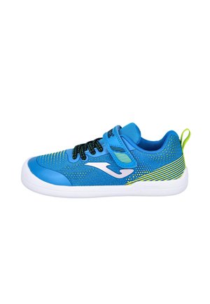 Zapatilla deportiva azul y verde con suela blanca, cordones negros, tira de velcro y un logo blanco en el lateral, vista desde fuera.