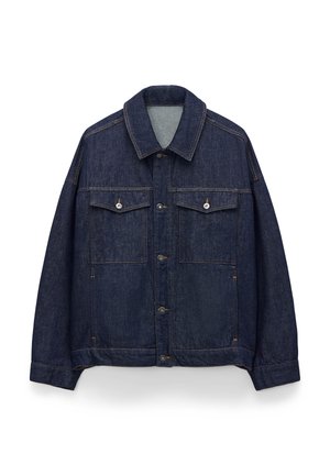 Veste en denim bleu foncé avec fermeture à boutons, deux poches poitrine à boutons, manches longues et col classique.