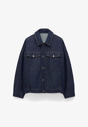 Veste en denim bleu foncé avec fermeture à boutons, deux poches poitrine à boutons, manches longues et col classique.