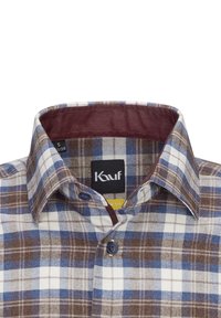 Camicia a scacchi con bottoni nei toni di marrone, blu e bianco. Presenta un colletto interno bordeaux e una vestibilità standard con chiusura a un solo bottone.