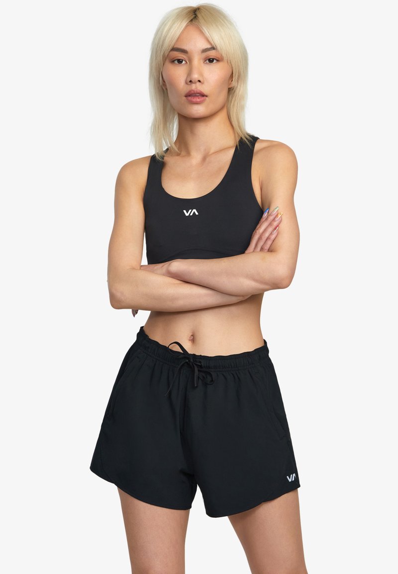 Sort atletisk crop top og shorts, lavet af letvægtigt stof. Har en rund halsudskæring og en elastisk talje med snørre.