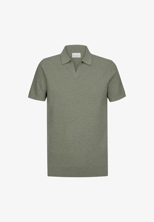 Oliwkowa zielona koszulka polo z krótkimi rękawami, teksturowaną tkaniną, kołnierzem w serek i prostym dołem. Minimalistyczny design bez widocznych wzorów.