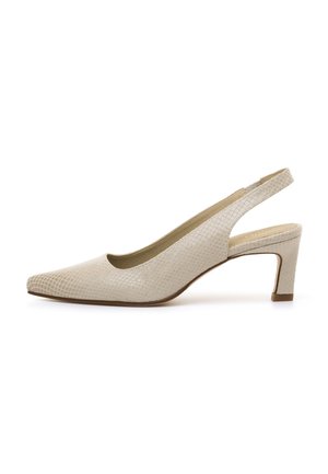 Chaussure beige à talon moyen et bride arrière, avec un bout pointu et une tige texturée à motif peau de serpent, vue de profil sur fond blanc.