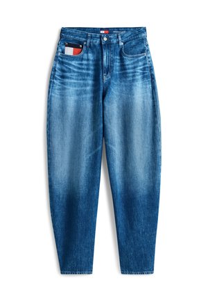 Μπλε ξεθωριασμένα τζιν ψηλόμεσα με μπροστινές τσέπες, θηλιές για ζώνη, κούμπωμα με κουμπί και μια υφασμάτινη ετικέτα σε κόκκινο, λευκό και μπλε χρώμα ορατή στην μικρή τσέπη.