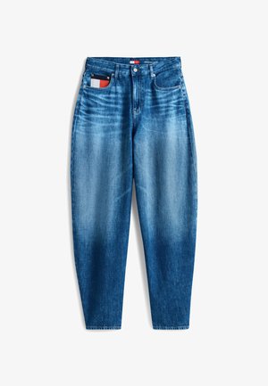 Blå falmede højttaljede jeans med forlommer, bæltestropper, knaplukning og en rød, hvid og blå stofetiket synlig i den lille lomme.