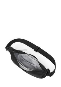 Borsa in pelle nera con una forma slanciata e curvata. Presenta una chiusura con zip e un interno grigio con scomparti. Include una tracolla regolabile.