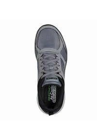 Scarpa sportiva grigia con tomaia in rete, lacci e interno nero. Presenta le etichette "Air-Cooled" e "Memory Foam" sulla soletta.