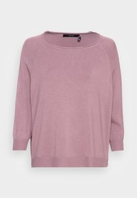 Zartrosa, übergroßer Pullover mit Rundhalsausschnitt und 3/4-Ärmeln. Weiche Textur, gerippte Bündchen und Saum, mit dezenten diagonalen Nähten.