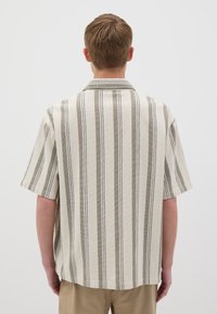 Camicia a maniche corte in tessuto leggero con righe verticali beige e oliva, dotata di colletto piatto e vestibilità comoda.