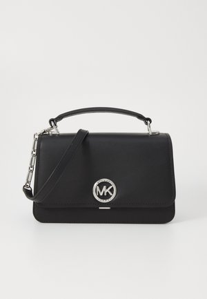 Zwarte leren handtas met bovenhandvat, afneembare schouderriem en zilveren Michael Kors-logo sluiting op de klep aan de voorkant.
