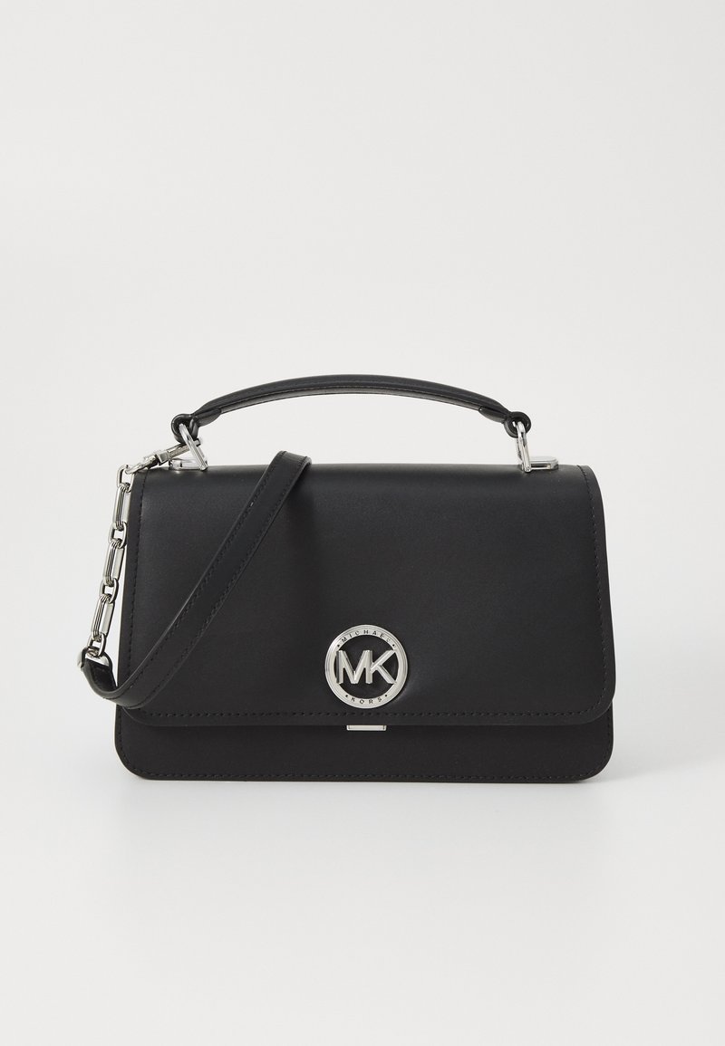 Sac à main en cuir noir avec poignée supérieure, bandoulière amovible et fermoir argenté avec le logo Michael Kors sur le rabat avant.