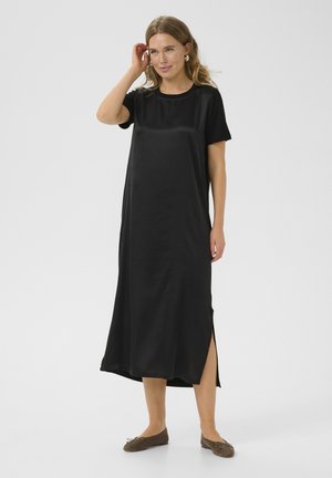 Schwarzes, satinähnliches Kleid mit rundem Ausschnitt, kurzen Ärmeln und seitlichen Schlitzen. Es hat eine lockere Passform und eine glatte Textur.