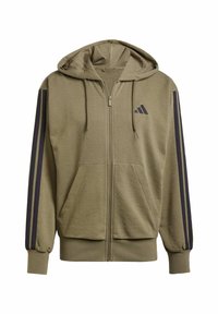 Hoodie zippé vert olive en tissu doux, avec une poche kangourou, des rayures marine sur les manches et un petit logo sur la poitrine.