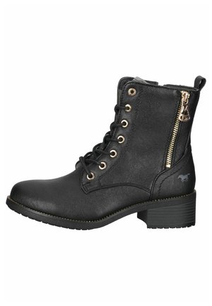 Bottine en cuir noir avec œillets dorés, fermeture éclair sur le côté, finition texturée, et un petit talon carré ; présente un petit logo sur le talon.