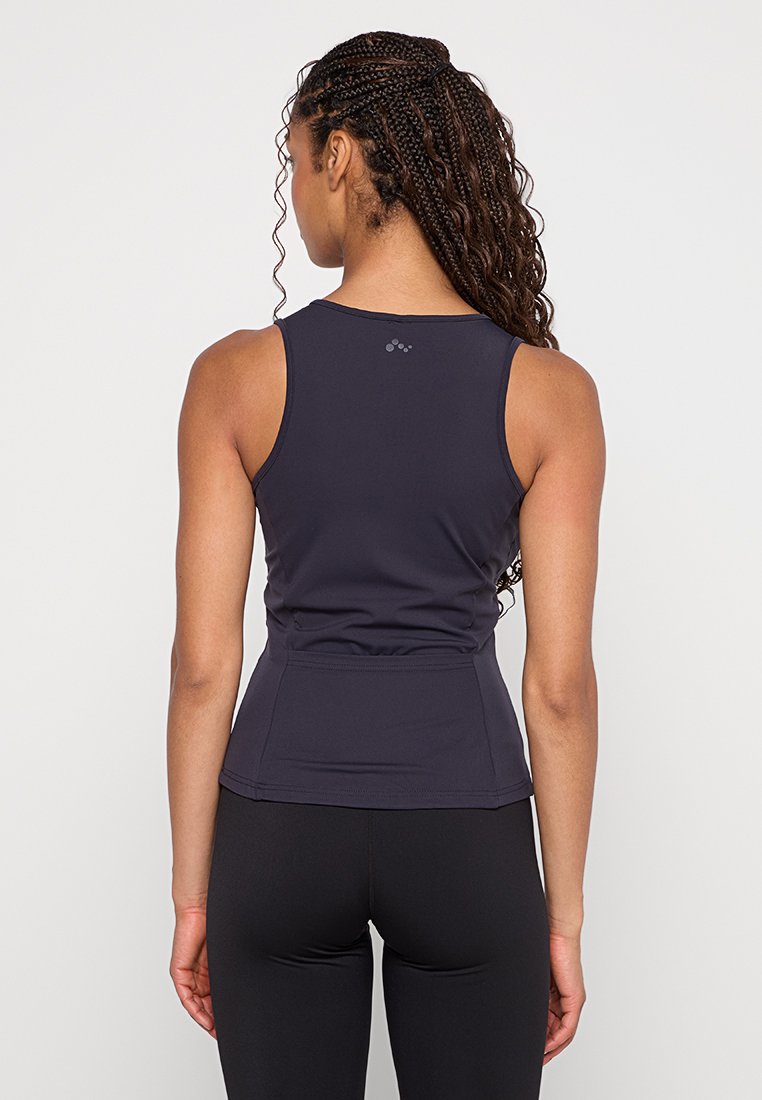 Top sportivo nero con design a schiena scoperta, vita aderente e tessuto testurizzato. Presenta un piccolo logo vicino al colletto.