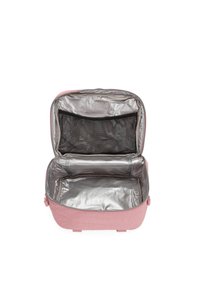 Borsa in tessuto rosa con apertura con zip, dotata di un interno metallico argento e una tasca in rete su un lato per l'organizzazione.