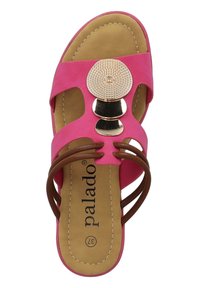 Sandalini rosa con una parte superiore liscia, punta arrotondata e un grande dettaglio decorativo metallico. Le cinghie marroni offrono supporto. Suola texturizzata.