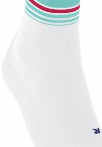 Biała skarpeta za kostkę o ciasnej, ribbowanej teksturze. Posiada dwa poziome paski w kolorze lazurowym i czerwonym u góry oraz małe granatowe logo z boku.