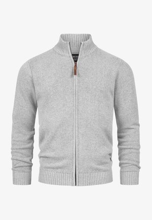 Cárdigan de cremallera en gris claro, hecho de un suave tejido de punto. Presenta un cuello y puños acanalados, con un detalle de cuero en la cremallera.