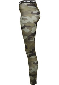 Camo-print legginsse i nyanser av grønn og svart, laget av elastisk materiale, med en elastisk midje med "URBAN CLASSICS"-merke.