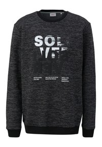 Felpa nera con texture, maniche lunghe, colletto a girocollo e stampa grafica bianca, con testo sovrapposto e dettagli di branding.