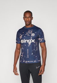Nike Performance - CHELSEA FC MNK DF ACDPRSSTOP K PM SE - Article de supporter d'équipe de club - obsidian/apricot agate/guava ice Image miniature 1