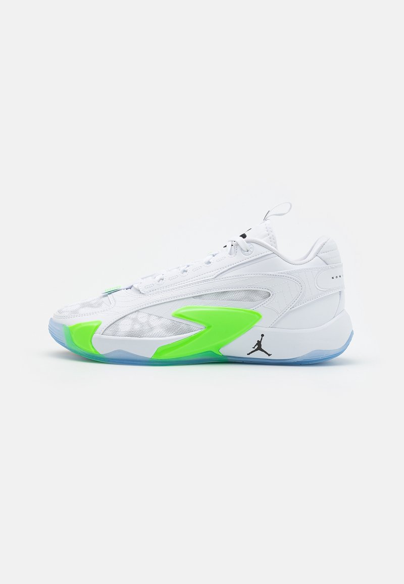 Baskets blanches de sport avec des accents vert néon, des panneaux en mesh transparent et le logo Jumpman noir sur la semelle, vue de côté sur fond blanc.