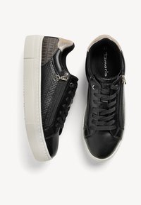 Sneakers neri con un design texturizzato, dotati di chiusura con zip e lacci. Suola in gomma bianca, accenti grigio chiaro e logo sulla soletta.