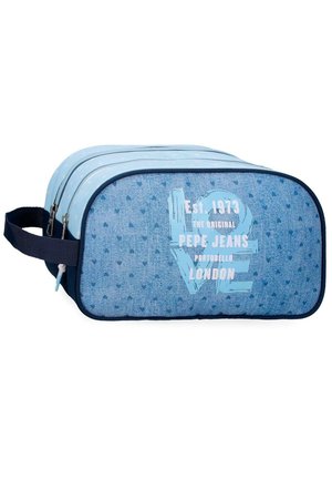 Estuche de doble cremallera con estampado de mezclilla azul, asa azul marino y pequeños diseños de corazones, con texto "Pepe Jeans London" y un gran gráfico "LOVE".