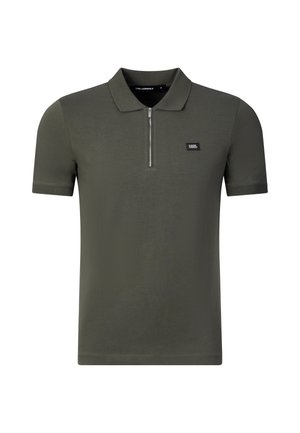 Polo verde oliva a maniche corte con cerniera frontale argento e una piccola toppa con logo nero sul petto sinistro.