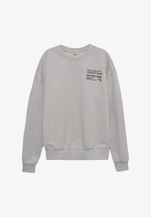 Lichtgrijze sweater met lange mouwen en een kleine zwarte tekst- en grafische print op de linkerborst met de tekst "HALO 198819721981 OFF DUTY GEAR."