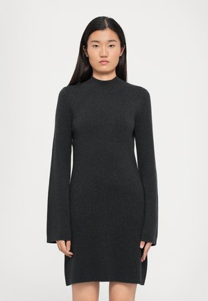 Tett svart strikket kjole med lange ermer, høy hals og splitt i siden, med en jevn tekstur og minimalistisk design.