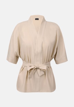 Beige kimono-stil topp med korte ermer, en knytbelte i midjen og et teksturert stoff som har subtile linjer.