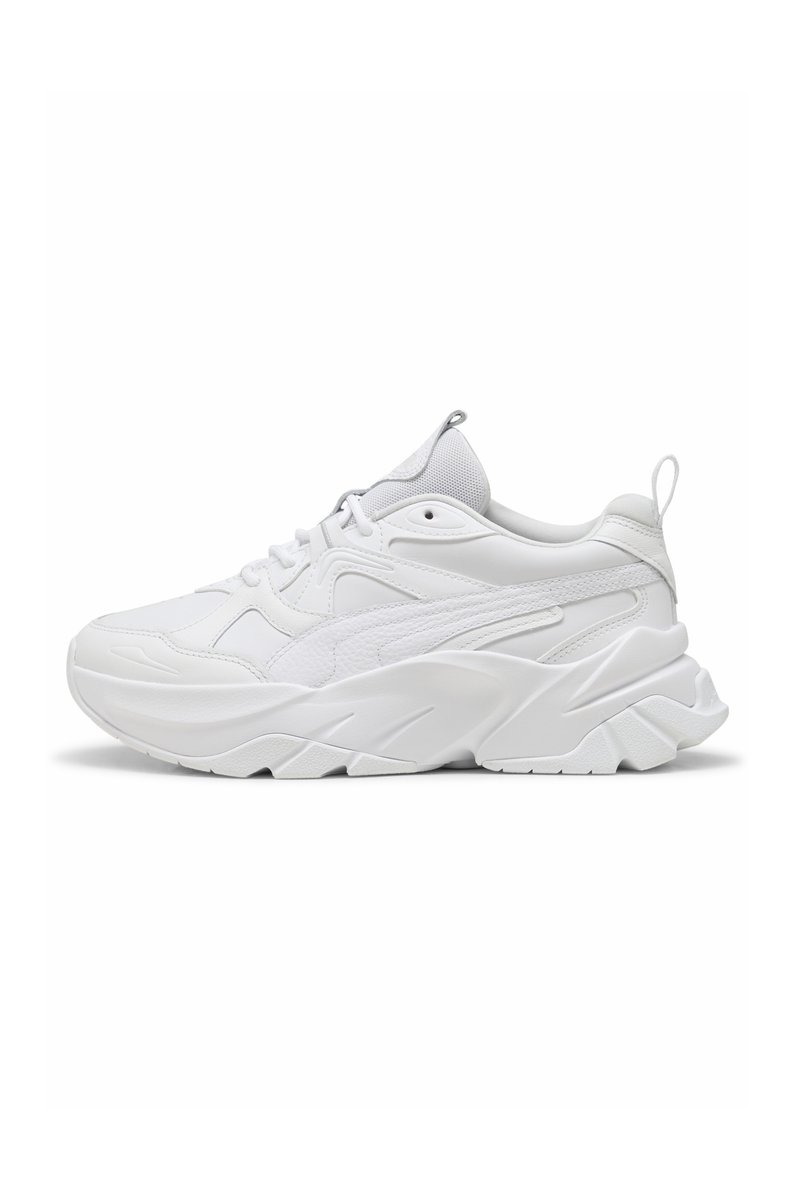 Białe, sportowe sneakersy z teksturowaną cholewką, grubą podeszwą oraz aerodynamicznym kształtem, zapewniającym pewne wiązanie i pętelkę na pięcie.
