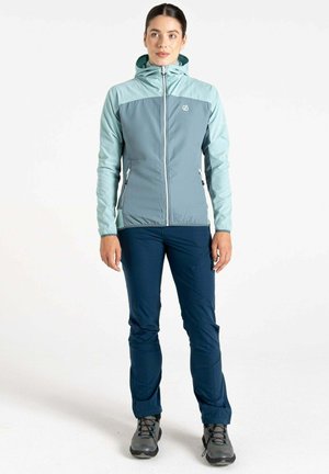 Leichte, kapuzenjacke in blau-grün, mit einem Frontreißverschluss und Reißverschlusstaschen. Kombiniert mit navyblauen Hosen und grauen Wanderschuhen.