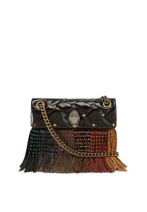 Sac à main en cuir matelassé noir avec des franges colorées, des clous métalliques, une chaîne dorée et un fermoir décoratif ressemblant à un motif de main.