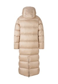 Beige lange pufferjas met een capuchon, met een gekwilt design, verticale naden en een rits sluiting aan de voorkant. Zacht, glanzend materiaal.