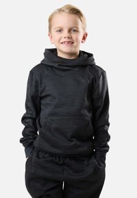 Zwarte hoodie met een capuchon en voorzak, gemaakt van gestructureerde stof. Gecombineerd met bijpassende donkere joggers. Subtiele logodetail op de borst.