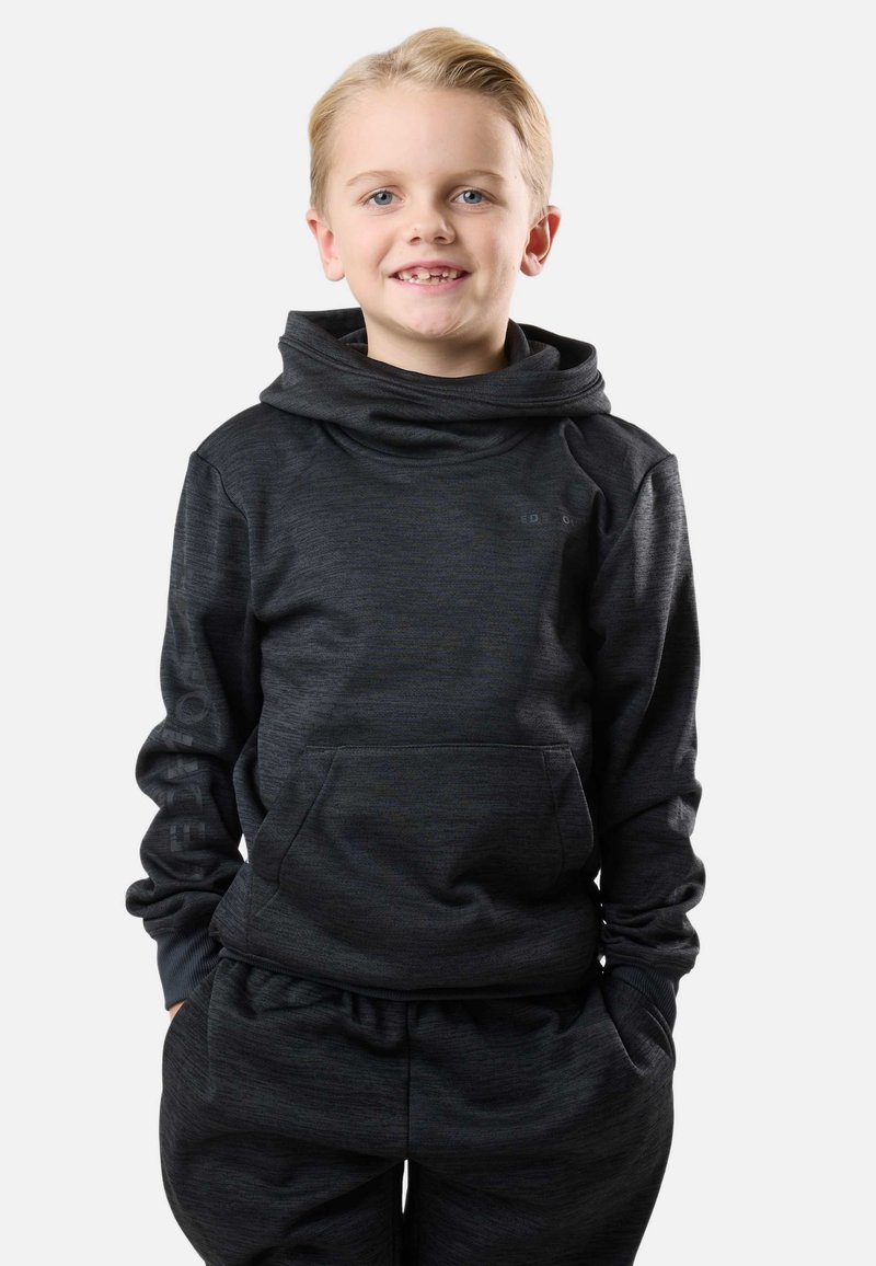 Zwarte hoodie met een capuchon en voorzak, gemaakt van gestructureerde stof. Gecombineerd met bijpassende donkere joggers. Subtiele logodetail op de borst.