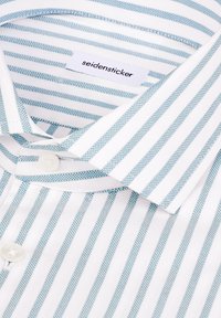 Weißes Hemd mit hellblauen Streifen, Baumwollstoff, Button-Down-Kragen und kleinen weißen Knöpfen. Etikett trägt die Aufschrift "seidensticker."