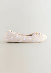 Ballet-tossut beigen kankaan kanssa, joissa on valkoisia ja vaaleansinisiä simpukkakuvioita. Pyöreä kärki, kapea sulkaketju, joustava pohja.