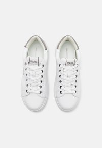 Le sneakers in pelle bianca presentano una punta arrotondata, sei occhielli per i lacci e un accento grigio sul tallone. Comprendono il marchio sulla linguetta e sul lato.