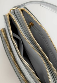 Next UTILITY STUD - Skuldertasker - metallic
