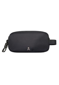Funda de poliéster negra con una textura suave, que cuenta con un logo de calavera y huesos cruzados en plateado y un asa lateral con un detalle de cordón trenzado.