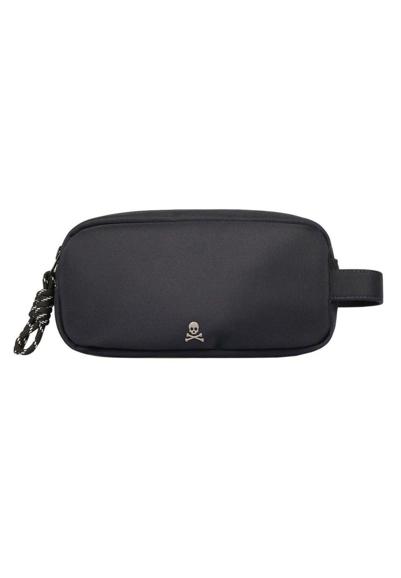 Funda de poliéster negra con una textura suave, que cuenta con un logo de calavera y huesos cruzados en plateado y un asa lateral con un detalle de cordón trenzado.