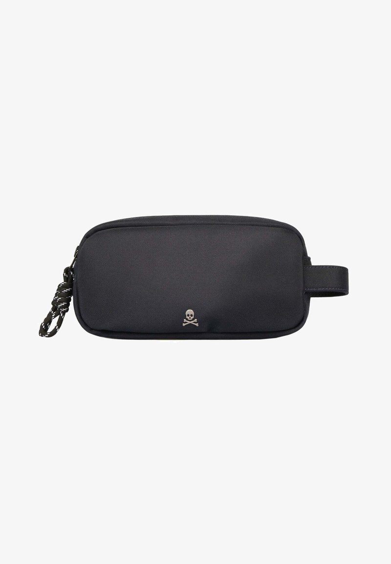 Funda de poliéster negra con una textura suave, que cuenta con un logo de calavera y huesos cruzados en plateado y un asa lateral con un detalle de cordón trenzado.